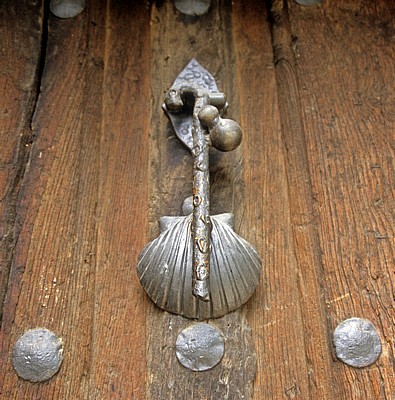 Iglesia de San Juan Bautista: Pilgersymbole (Jakobsmuschel, Pilgerstab und Flaschenkürbis) - Grañón