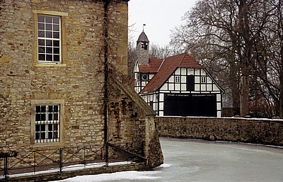 Schelenburg (Wasserburg): Blick auf ein Nebengebäude (Fachwerkhaus mit Glockenturm) - Schledehausen