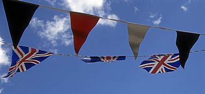 Flaggen: u.a. Union Jacks - Crick