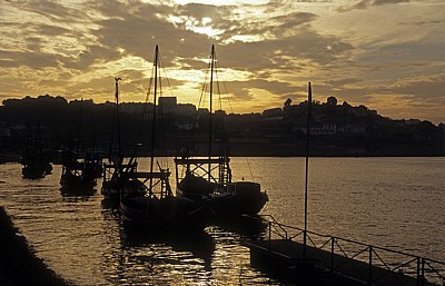 Rabelos auf dem Douro im Abendlicht - Vila Nova de Gaia