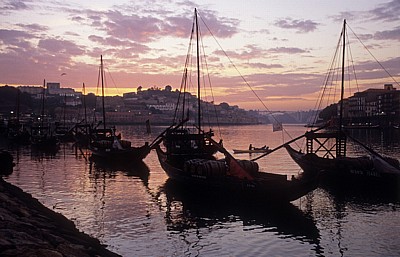 Rabelos auf dem Douro im Abendlicht - Vila Nova de Gaia