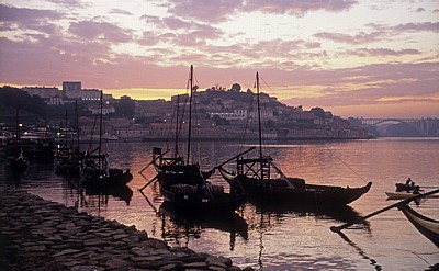 Rabelos auf dem Douro im Abendlicht - Vila Nova de Gaia