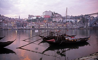 Rabelos auf dem Douro im Abendlicht - Vila Nova de Gaia