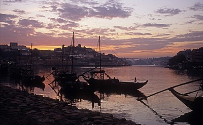 Rabelos auf dem Douro im Abendlicht - Vila Nova de Gaia