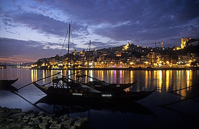 Rabelos bei Nacht.  - Vila Nova de Gaia