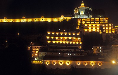 Blick auf Vila Nova de Gaia: Mosteiro da Serra do Pilar bei Nacht - Porto