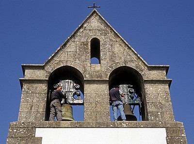 Igreja de São Pedro: Streichen des Glockenturms - Rates