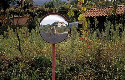 Jakobsweg (Caminho Português): Cordula und Mitpilger in einem Verkehrsspiegel - Fontoura