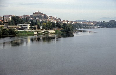 Blick von der Ponte internacional (Internationale Brücke) über den Rio Minho auf Tui - Valença