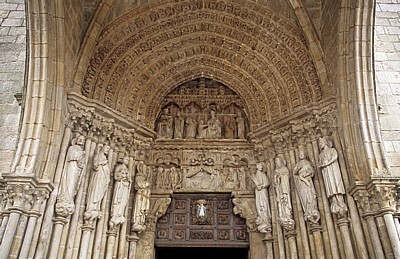 La Catedral de Santa María de Tui (Kathedrale Santa María): Hauptportal an der Westfassade - Tui