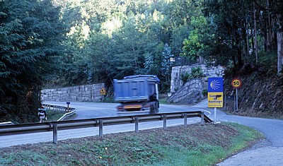 Jakobsweg (Caminho Português): Pilgerin an der N550 - Arcade