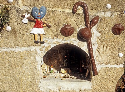 Jakobsweg (Caminho Português): Schrein in einer Hauswand - Arcade