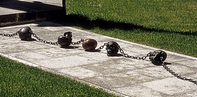 Catedral de Burgos (Kathedrale): Claustro bajo (Unterer Kreuzgang) - Totenkopfkette - Burgos
