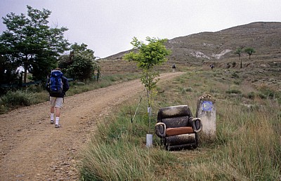Jakobsweg (Camino Francés): Rastmöglichkeit beim Aufstieg auf den Tafelberg Alto de Mostelares - Castilla y León