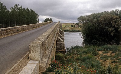 Jakobsweg (Camino Francés): Romanische Brücke über den Río Pisuerga - Castilla y León