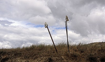 Jakobsweg (Camino Francés): Ausgemusterte Wanderschuhe wurden einfach aufgespießt - Castilla y León