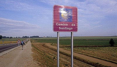Jakobsweg (Camino Francés): Pilgerin auf der „Pilgerautobahn“ zwischen Frómista und Población de Campos - Castilla y León