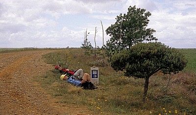 Jakobsweg (Camino Francés): Meseta – Pilger bei der Rast - Castilla y León