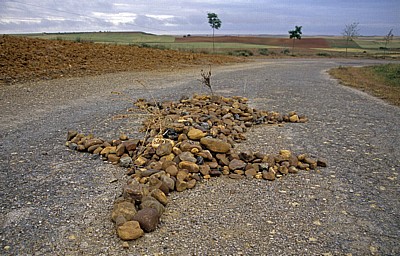 Jakobsweg (Camino Francés): Kiesel-Skulptur - Castilla y León