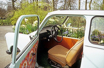 Keukenhof: Bepflanzter Trabi  - Lisse