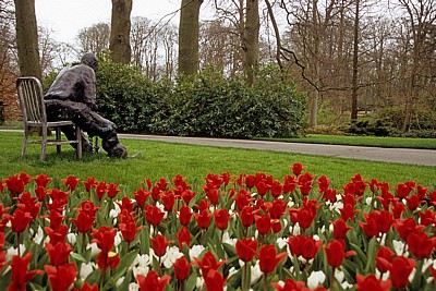 Keukenhof: Bronzeskulput (Mann sitzt auf einem Stuhl) - Lisse