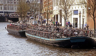 Singel: Schwimmende Parkplätze für Fahrräder - Amsterdam