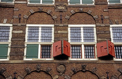 Jodenbreestraat: Museum Het Rembrandthuis - Giebel - Amsterdam