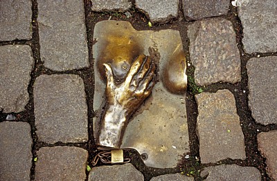 De Walletjes, Oudekerksplein: Bronzerelief (Rob Hodgson) - Amsterdam