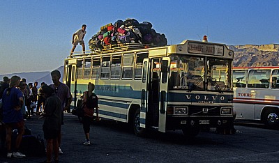 Neuer Hafen: Bus mit Rucksäcken - Ormos Athinios