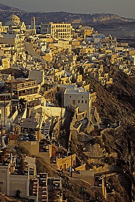 Blick auf Fira im Abendlicht - Fira