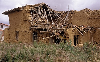 Jakobsweg (Camino Francés): Verfallenes Haus in Adobe-Bauweise  - Moratinos
