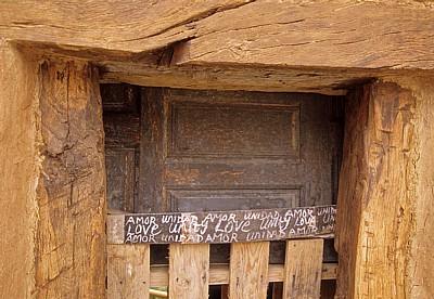 Jakobsweg (Camino Francés): Hauseingang mit dem Hinweis „Amor unidad – unity Love“ - Moratinos