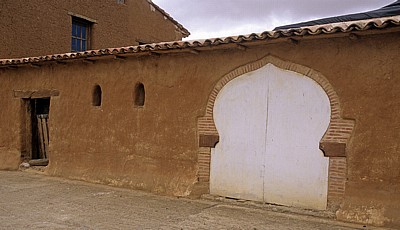 Jakobsweg (Camino Francés): Nebengebäude in Adobe-Bauweise mit Hufeisenbogen (maurischem Bogen) - Moratinos