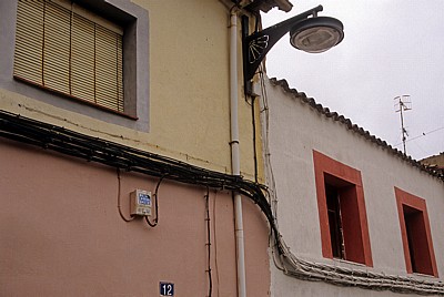 Jakobsweg (Camino Francés): Straßenbeleuchtung mit Jakobsmuschel - Sahagún