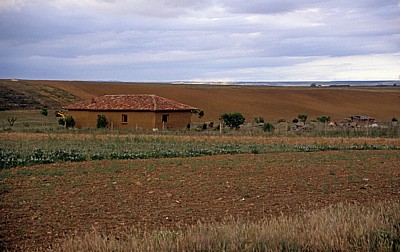 Jakobsweg (Camino Francés): Meseta – Calazada Romana: Haus in Adobe-Bauweise - Castilla y León