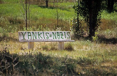 Jakobsweg (Camino Francés): Meseta – Calzada Romana: Beschmierte Bank - Castilla y León