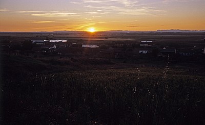 Jakobsweg (Camino Francés): Blick über Reliegos auf den Sonnenuntergang - Reliegos