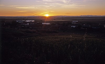 Jakobsweg (Camino Francés): Blick über Reliegos auf den Sonnenuntergang - Reliegos