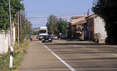 Jakobsweg (Camino Francés): Pilger an der befahrenen N601 - Villamoros de Mansilla