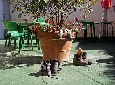 Jakobsweg (Camino Francés): Schuhe und Strümpfe werden gelüftet - Puente de Villarente