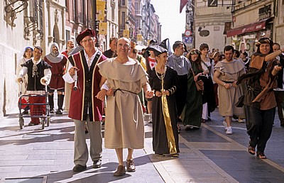 Altstadt: Umzug in der Calle Ancha (Festividad del Corpus Christi) - León
