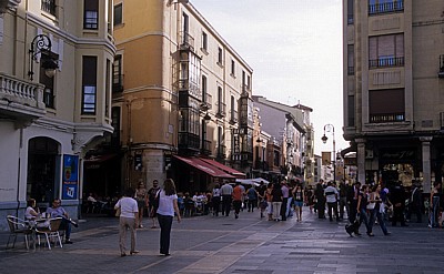 Altstadt: Blick von der Plaza de Regia in die Calle Ancha - León
