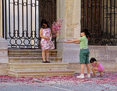 Catedral de León (Kathedrale): Kinder spielen mit Rosenblättern - León