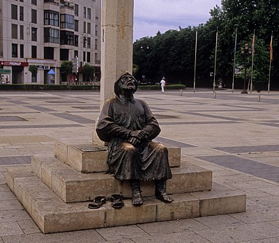 Jakobsweg (Camino Francés): Plaza de San Marcos - Pilgerstatue - León
