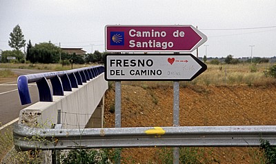 Jakobsweg (Camino Francés): Verkehrsschilder „Camino de Santiogo“ und „“Fresno del Camino - Castilla y León
