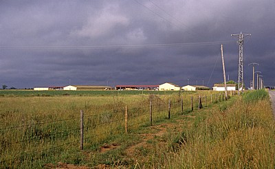 Jakobsweg (Camino Francés): Regenwolken über einer Farm - Bustillo del Páramo