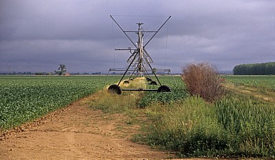 Jakobsweg (Camino Francés): Felder mit Bewässerungsanlage - Bustillo del Páramo