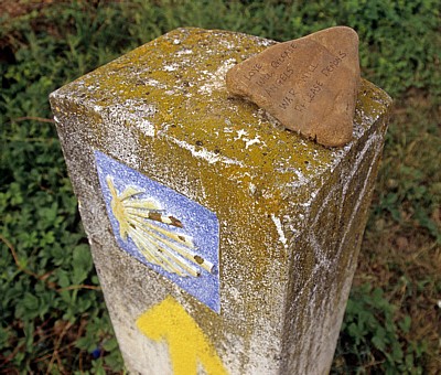 Jakobsweg (Camino Francés): Botschaft auf einem Camino-Wegstein - Castilla y León