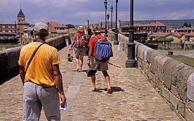 Jakobsweg (Camino Francés): Pilger auf der Puente de Órbigo - Hospital de Órbigo