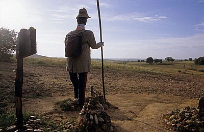 Jakobsweg (Camino Francés): Warum soll nicht auch die Pilgerstatue den Ausblick genießen?  - Castilla y León